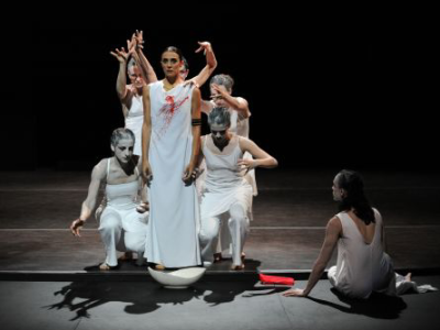La danzatrice barese assieme ad altri ballerini nella Medea